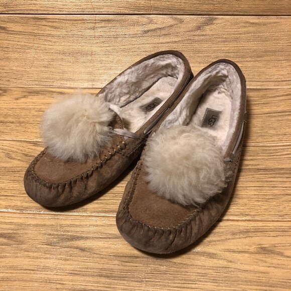 Ugg women fur lining slippers, fur pompom on top, 9.5 - Picture 1 of 12